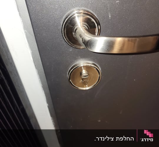 ידית ודלת עם מנעול מתכת כסוף